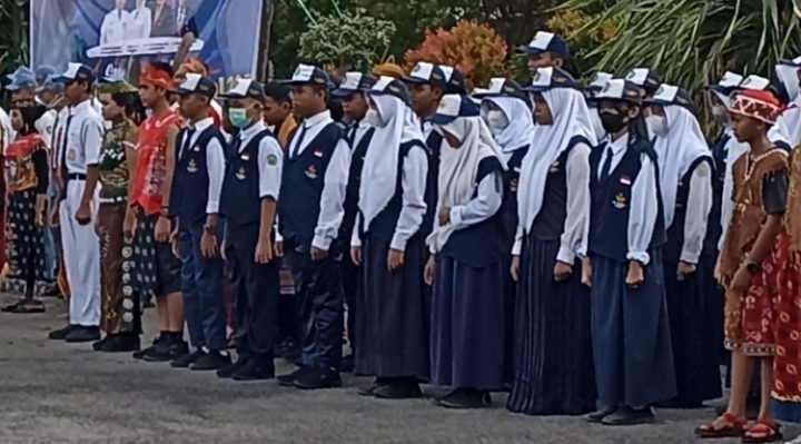 Siswa di Kabupaten Kotawaringin Timur sedang mengikuti upaca bendera.