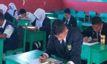 Siswa di Kotim sedang belajar di kelas.
