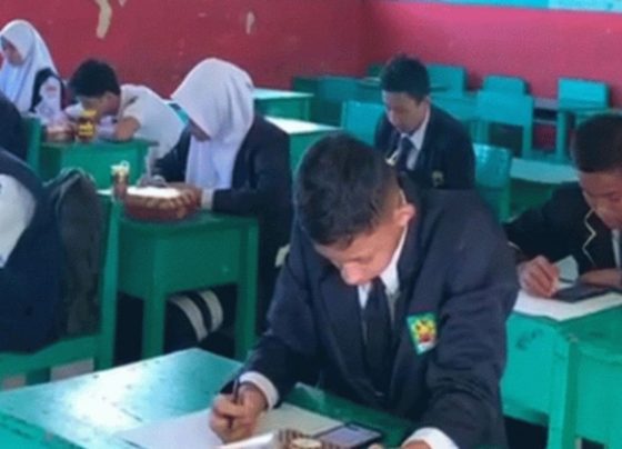 Siswa di Kotim sedang belajar di kelas.