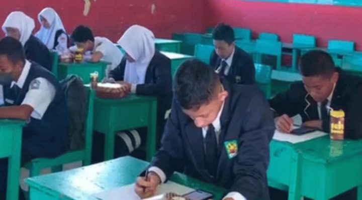 Siswa di Kotim sedang belajar di kelas.