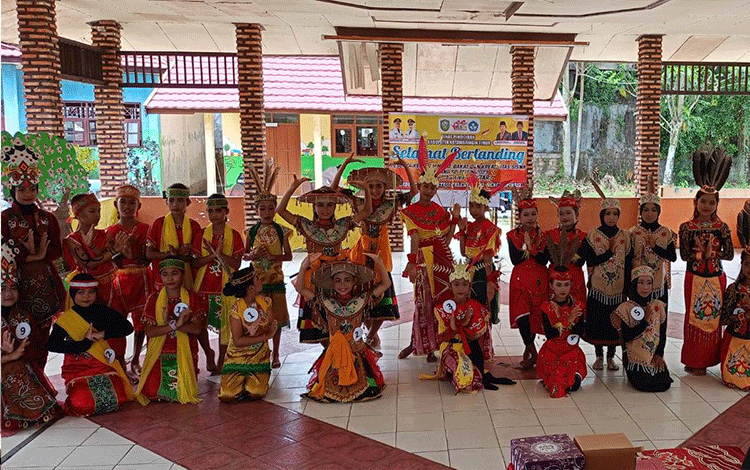 Tim Tari Kreasi SDS Bina Bangsa 01 Juara I FLS2N Tingkat Kabupaten Kotim