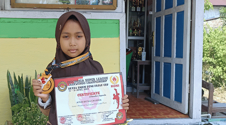 Siswi SDN 1 Baamang Tengah, Ayumi Bryna Casimiro meraih juara 1 taekwondo tingkat nasional, Sabtu, 24 Juni 2023.