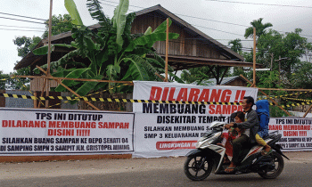 Spanduk larangan buang sampah di TPS Jalan Muchran Ali, Sampit, Rabu, 7 Juni 2023.
