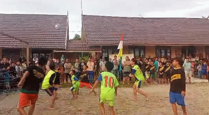Suasana pertandingan final turnamen tingkat SD MI di SMPN 2 Teluk Sampit, Senin, 19 Juni 2023.
