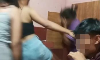 Tangkapan layar perkelahian sejumlah wanita fi salah satu hotel di Sampit.