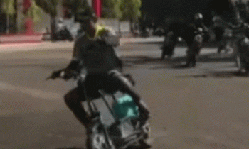 Tangkapan layar video remaja balapan sepeda listrik di depan Stadion 29 Nopember.