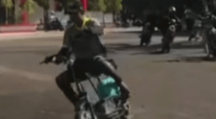 Tangkapan layar video remaja balapan sepeda listrik di depan Stadion 29 Nopember.