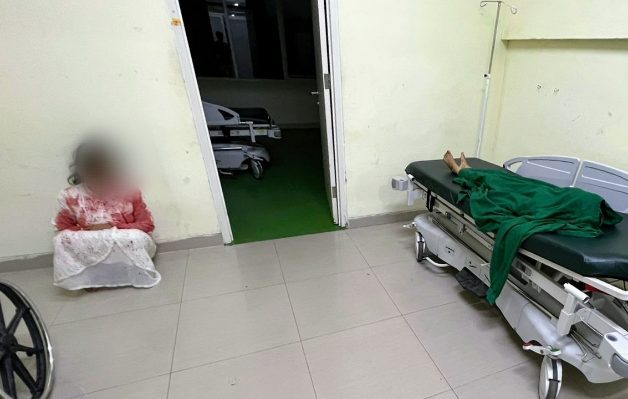 Tersangka pembunuhan anak kandung dan mayat sang anak saat berada di RSUD dr Murjani Sampit, Rabu, 7 Juni 2023.