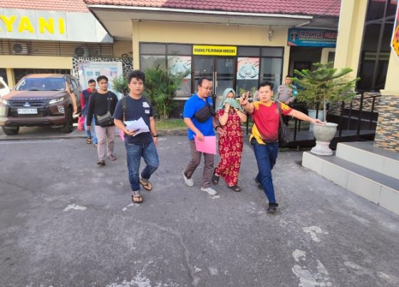 Tersangka pembunuhan anak kandung saat dibawa polisi untuk pemeriksaan kejiwaan ke RSUD dr Murjani Sampit, Jumat, 9 Juni 2023.