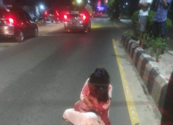 Tersangka pembunuhan memeluk anaknya yang berlumuran darah sesaat setelah kejadian di Jalan Jenderal Sudirman Kilometer 3 Sampit, Rabu, 7 Juni 2023.