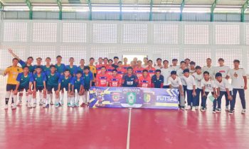 Tim Futsal Kotim bersama tim Futsal Kobar dan Palangka Raya saat berfoto bersama sebelum laga uji coba.