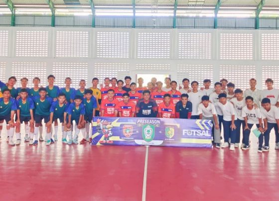 Tim Futsal Kotim bersama tim Futsal Kobar dan Palangka Raya saat berfoto bersama sebelum laga uji coba.