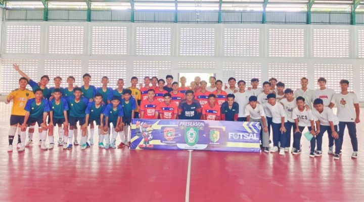 Tim Futsal Kotim bersama tim Futsal Kobar dan Palangka Raya saat berfoto bersama sebelum laga uji coba.