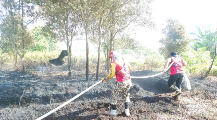 Tim Milenial Tanggap Bencana saat melakukan pemadaman kebakaran lahan di wilayah Baamang Barat, Sabtu, 9 Juni 2023.