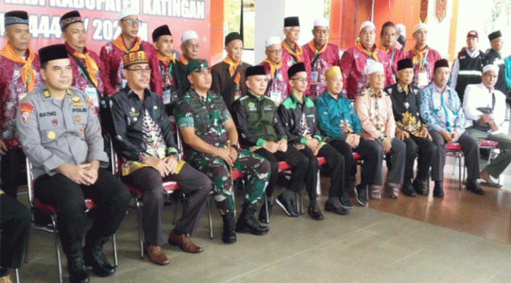 Wakil Bupati Katingan Sunardi Litang foto bersama jamaah calon haji di halaman kantor bupati setempat, Minggu, 4 Juni 2023.