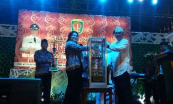Wakil Bupati Katingan Sunardi Litang menyerahkan piala bergilir sebagai juara umum MTQ dan FSQ tahun 2023 kepada kepada Camat Katingan Tengah