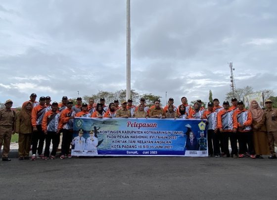 Wakil Bupati Kotim Irawati, berfoto bersama dengan Kontingen Kotim Pekan Nasonal Nelayan XVI Padang, Senin, 5 Junu 2023.