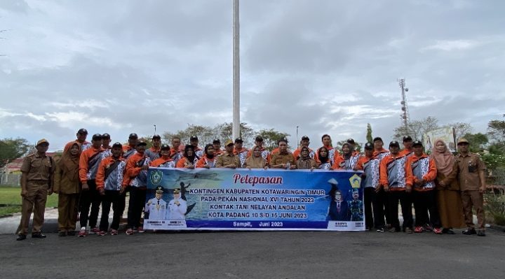 Wakil Bupati Kotim Irawati, berfoto bersama dengan Kontingen Kotim Pekan Nasonal Nelayan XVI Padang, Senin, 5 Junu 2023.