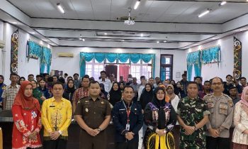 Wakil Bupati Kotim Irawati berfoto bersama saat sosialisasi peningkatan peran serta generasi muda desa dan hak politik dalam ketahanan masyarakat.