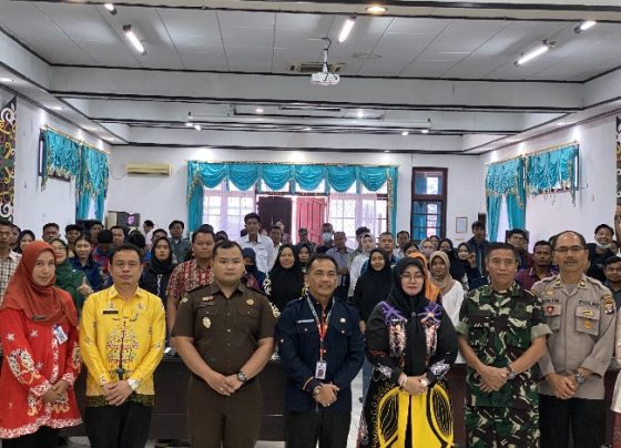 Wakil Bupati Kotim Irawati berfoto bersama saat sosialisasi peningkatan peran serta generasi muda desa dan hak politik dalam ketahanan masyarakat.