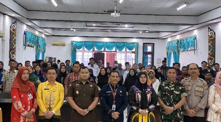 Wakil Bupati Kotim Irawati berfoto bersama saat sosialisasi peningkatan peran serta generasi muda desa dan hak politik dalam ketahanan masyarakat.