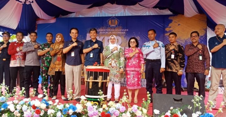 Wakil Bupati Kotim Irawati dan Ketua DPRD Kotim Rinie Anderson saat membuka Expo Kemenkeu, Kamis, 15 Juni 2023.