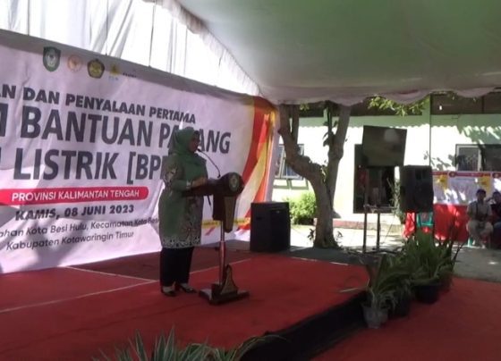 Wakil Bupati Kotim Irawati menyampaikan sambutan saat peresmian dan penyalaan pertama listrik program BPBL, Kamis, 8 Juni 2023.