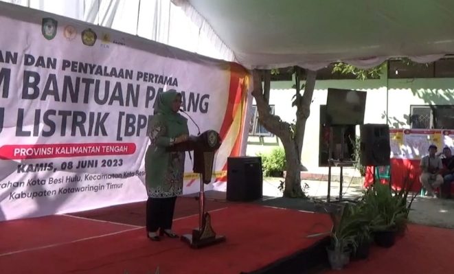 Wakil Bupati Kotim Irawati menyampaikan sambutan saat peresmian dan penyalaan pertama listrik program BPBL, Kamis, 8 Juni 2023.
