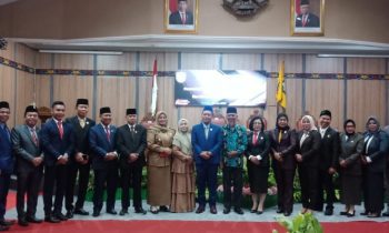 Wakil Bupati Kotim Irawati saat berfoto bersama saat pelantikan Dadang Priyanto sebagai PAW Anang Kepeliyus, Selasa, 6 Juni 2023.