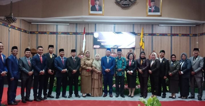 Wakil Bupati Kotim Irawati saat berfoto bersama saat pelantikan Dadang Priyanto sebagai PAW Anang Kepeliyus, Selasa, 6 Juni 2023.