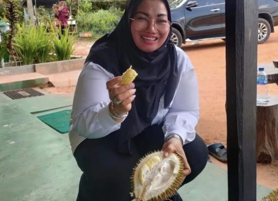 Wakil Bupati Kotim Irawati saat menikmati buah durian dari salah satu wilayah di Kotim.