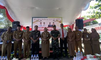 Wakil Bupati Kotim Irawati (tengah) berfoto bersama saat Gerakan Pangan Murah Serentak, Senin, 26 Juni 2023.