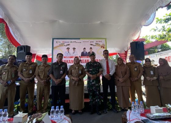 Wakil Bupati Kotim Irawati (tengah) berfoto bersama saat Gerakan Pangan Murah Serentak, Senin, 26 Juni 2023.