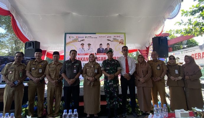 Wakil Bupati Kotim Irawati (tengah) berfoto bersama saat Gerakan Pangan Murah Serentak, Senin, 26 Juni 2023.