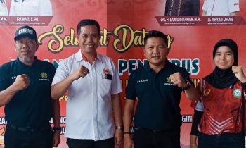 Wakil Ketua Komisi III DPRD Kotim Dadang Siswanto dua dari kanan di sebelahnya Ketua KONI Kotim, Ahyar Umar, Senin 12 Juni 2023.