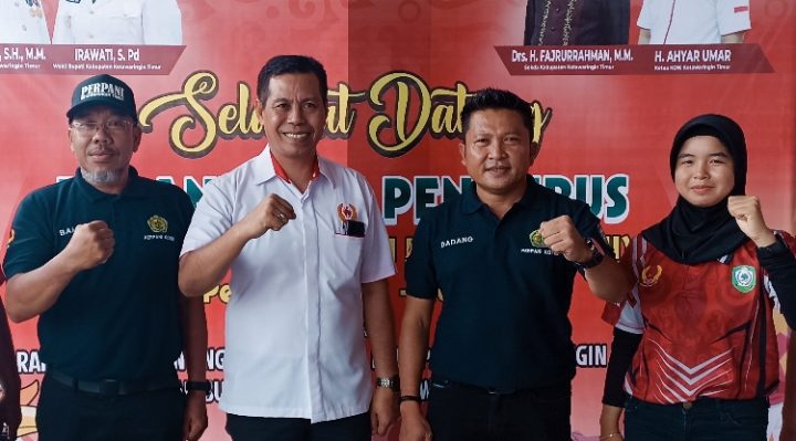 Wakil Ketua Komisi III DPRD Kotim Dadang Siswanto dua dari kanan di sebelahnya Ketua KONI Kotim, Ahyar Umar, Senin 12 Juni 2023.