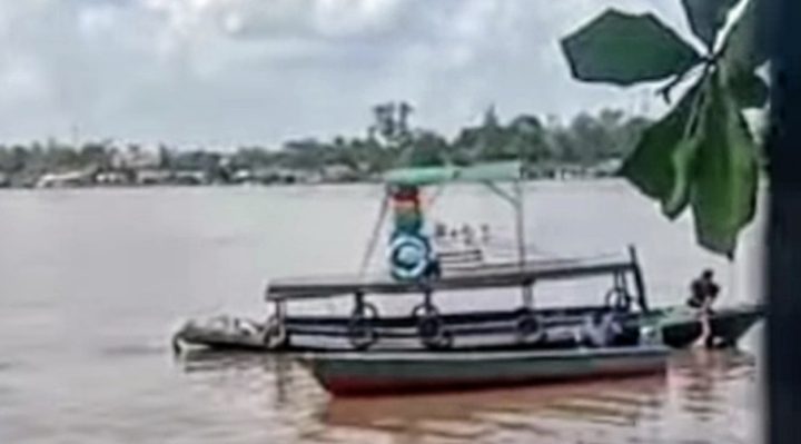 Warga mengevakuasi seorang kakek yang tercebur ke Sungai Mentaya, Senin, 26 Juni 2023.