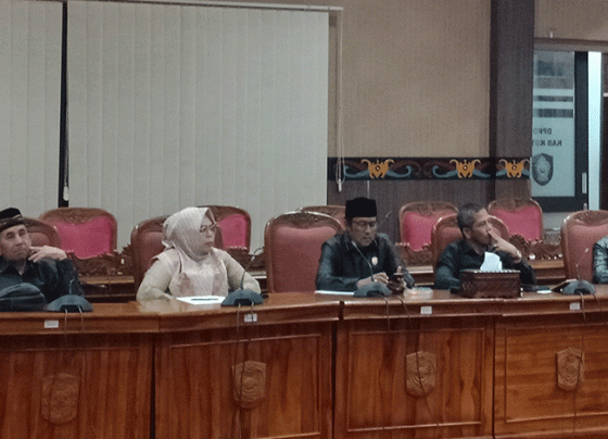 Anggota Komisi III DPRD Kotim saat RDP PPDB tahun ajaran 2023 2024 di DPRD Kotim, Selasa, 18 Juli 2023.