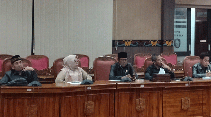 Anggota Komisi III DPRD Kotim saat RDP PPDB tahun ajaran 2023 2024 di DPRD Kotim, Selasa, 18 Juli 2023.