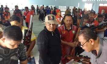 Antrean para atlet menembak pada pengecekan senapan di Gedung PPLP Kotim, Jalan Jenderal Sudirman KM 5 Sampit, Jumat 28 Juli 2023.
