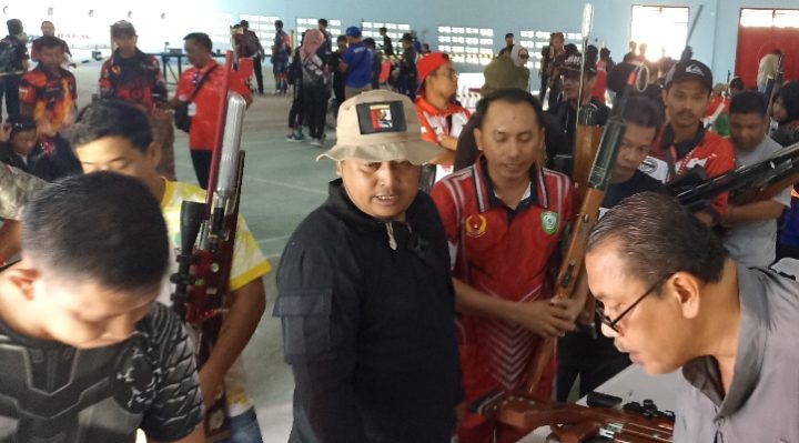 Antrean para atlet menembak pada pengecekan senapan di Gedung PPLP Kotim, Jalan Jenderal Sudirman KM 5 Sampit, Jumat 28 Juli 2023.