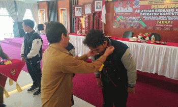 Asisten I Setda Murung Raya Serampang melepas ID Card dari perwakilan peserta pelatihan komputer sebagai tanda berakhirnya atau ditutupnya pelatihan, di aula Cahai Ondhui Tinggang, Selasa, 27 Juni 2023.