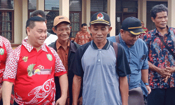 Bupati Kotawaringin Timur Halikinnor berinteraksi dengan kelompok tani.
