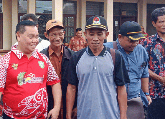 Bupati Kotawaringin Timur Halikinnor berinteraksi dengan kelompok tani.