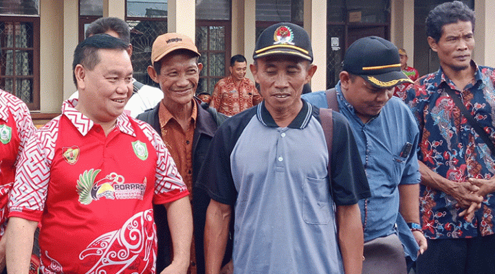 Bupati Kotawaringin Timur Halikinnor berinteraksi dengan kelompok tani.