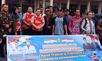 Bupati Kotawaringin Timur Halikinnor foto bersama perwakilan kelompok tani setelah penyerahan alsintan, Kamis, 6 Juli 2023.