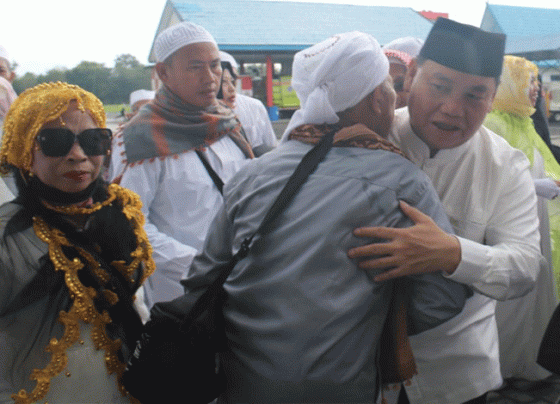 Bupati Kotawaringin Timur Halikinnor memeluk seorang jemaah haji di Bandara Haji Asan Sampit, Sabtu, 15 Juli 2023.