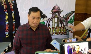 Bupati Kotawaringin Timur, Halikinnor saat diwawancara awak media.