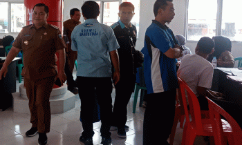 Bupati Kotawaringin Timur Halikinnor saat memantau pendaftaran di Mal Pelayanan Publik.