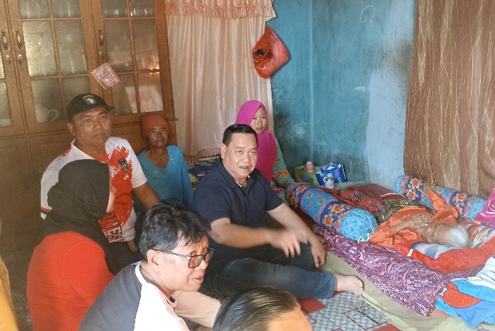 Bupati Kotim Berikan Bantuan Kursi Roda kepada Lansia Penderita Stroke